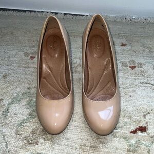Clark’s nude pump heel